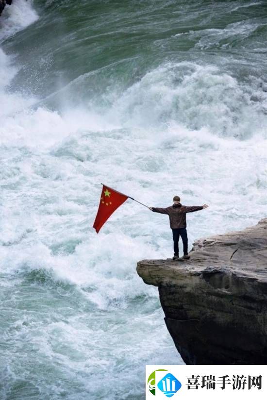 景区回应李现在虎跳峡举国旗